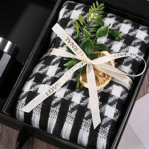 High-end gifts. Rattan aromatherapy, scarf gift box set fragrance, to send friends a small number of high-grade practical gifts.