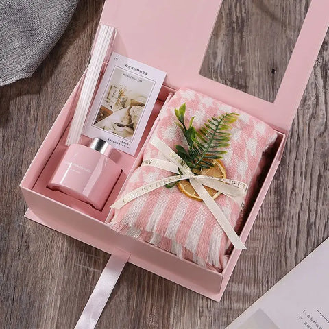 High-end gifts. Rattan aromatherapy, scarf gift box set fragrance, to send friends a small number of high-grade practical gifts.