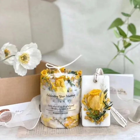 Aromatic Dried Flower Scented Candle Elegant Floral Design for Home Decor Soothing Relaxation Aesthetic Healing Display Piece